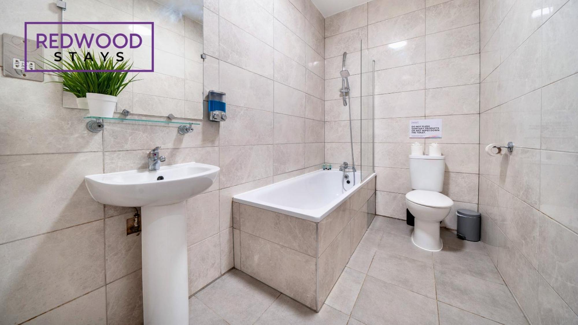 Newly Refurbished Everest Lodge Serviced Apartments For Contractors & Families, Free Wifi & Netflix By Redwood Stays Farnborough  Ngoại thất bức ảnh